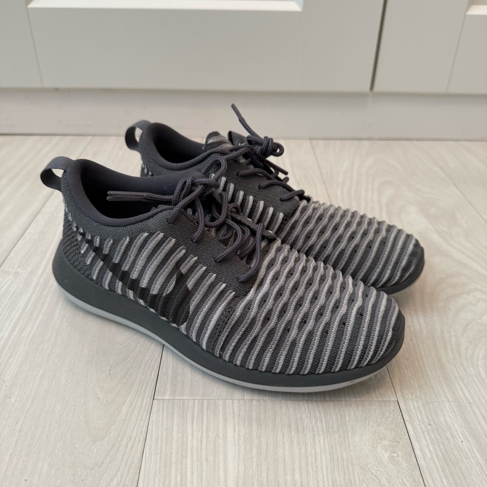 Nike Black and Grey Knit Roshe Flyknit Sneakers